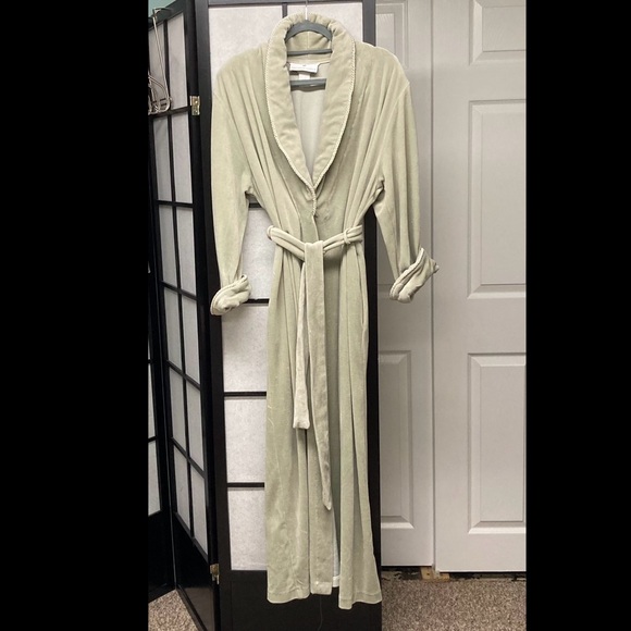 EUC vintage Diamond Tea for Saks Fifth Avenue velour robe. Seagrass. Size Medium - Picture 2 of 9